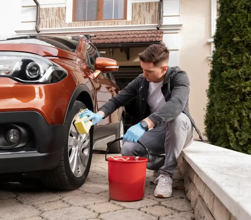 Lavage auto à domicile Villeneuve-les-Sablons : professionnel intervenant sur un véhicule